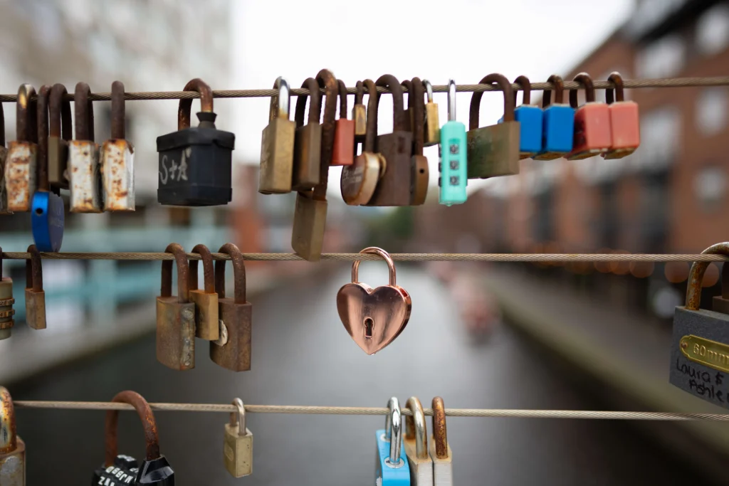 Victoria canals - padlock bridge